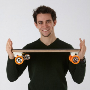 何でも充電出来りゃいいってもんじゃないよ！（笑）　スマホ充電器内蔵・世界最小の電動スケートボード『Bolt』