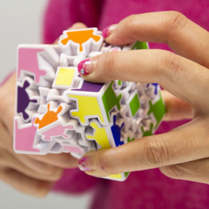 “程よい”難易度で楽しめるキューブパズル『3D ギアキューブ』発売へ