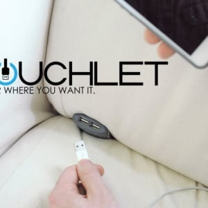 あると便利!?ソファの隙間に差し込める充電用USBハブ「Couchlet」