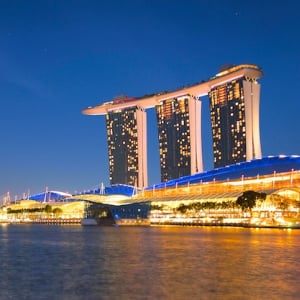 シンガポールの摩天楼を満喫、ルーフトップバー5選