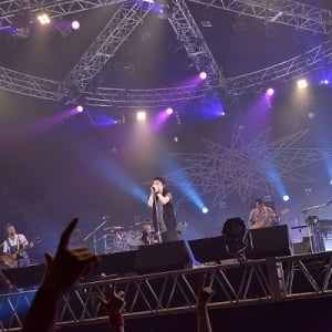 ブンブンサテライツ、【VIVA LA ROCK 2015】でのクロージングアクトに大歓声、ボーカル川島の日本語歌唱も