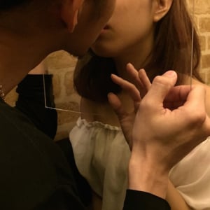 アクリル板ごしにチュー！ 5月23日「キスの日」にちなんだ街コン開催