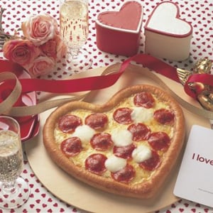バレンタインに“ハート型ピザ”　ドミノ・ピザがネット注文限定販売へ