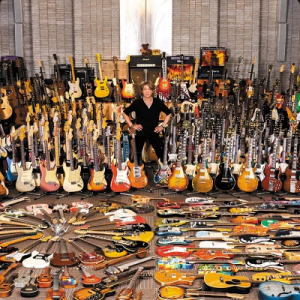 【こりゃスゲェ!】野村義男の膨大なギターコレクションが一冊に