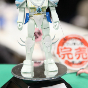 こんなものまでフィギュアに!?　「中国のガンダムっぽいロボット」「スカスカ謹製おせち」が早速ワンフェスで展示される！