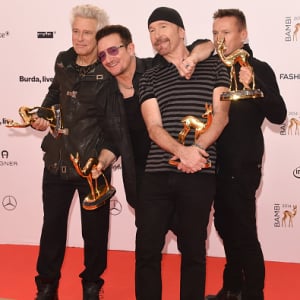 U2と33年共にしたツアマネが他界、ボノがステージで追悼