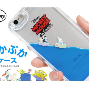 ディズニーキャラクターが波の上でぷかぷか浮かぶスマホケースがかわいい！