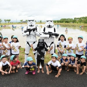 ストームトルーパーの登場に園児たちも釘付け、『スター・ウォーズ』田植えがスタート